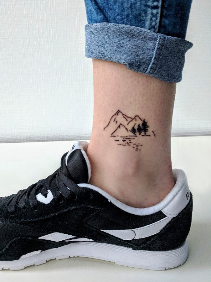 点击大图看下一张：欧美小腿纹身 男生小腿上黑色的山脉纹身图片