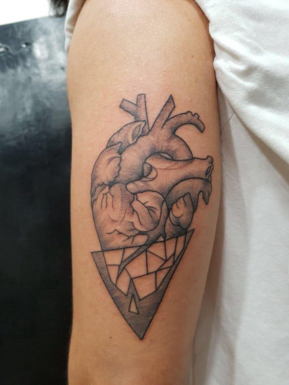 点击大图看下一张：手臂纹身素材 女生手臂上三角形和心脏纹身图片