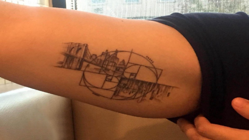 点击大图看下一张：手臂纹身图片 男生手臂上几何和建筑物纹身图片