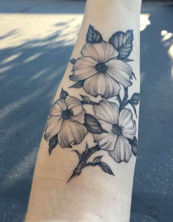 点击大图看下一张：手臂纹身图片 女生手臂上黑色的花朵纹身图片