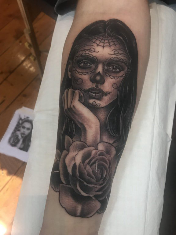 点击大图看下一张：手臂纹身图片 女生手臂上玫瑰和人物纹身图片