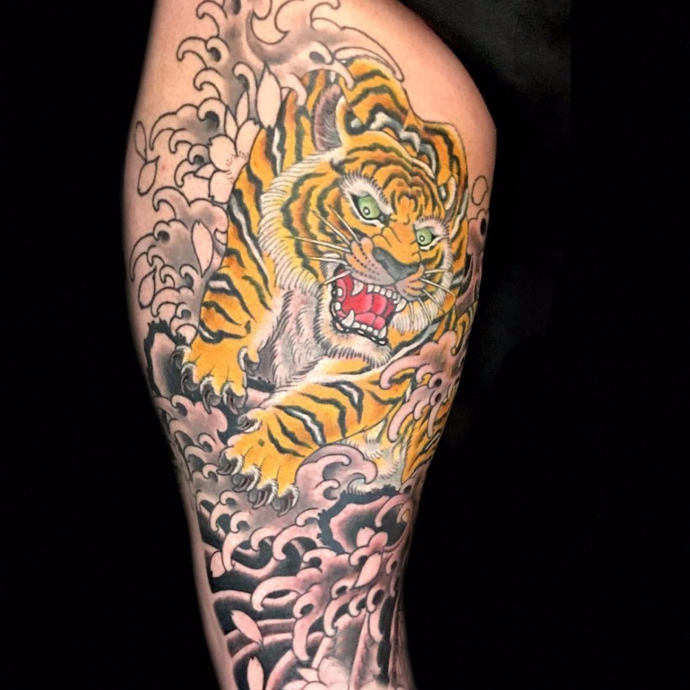 点击大图看下一张：双大臂纹身 男生大臂上彩色的老虎纹身图片