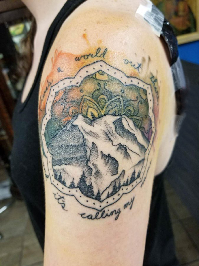 点击大图看下一张：双大臂纹身 女生大臂上彩色的山水风景纹身图片