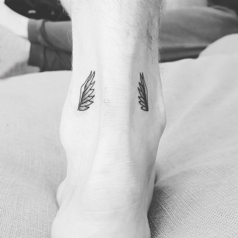 点击大图看下一张：天使翅膀纹身素材 男生脚踝上天使翅膀纹身图案