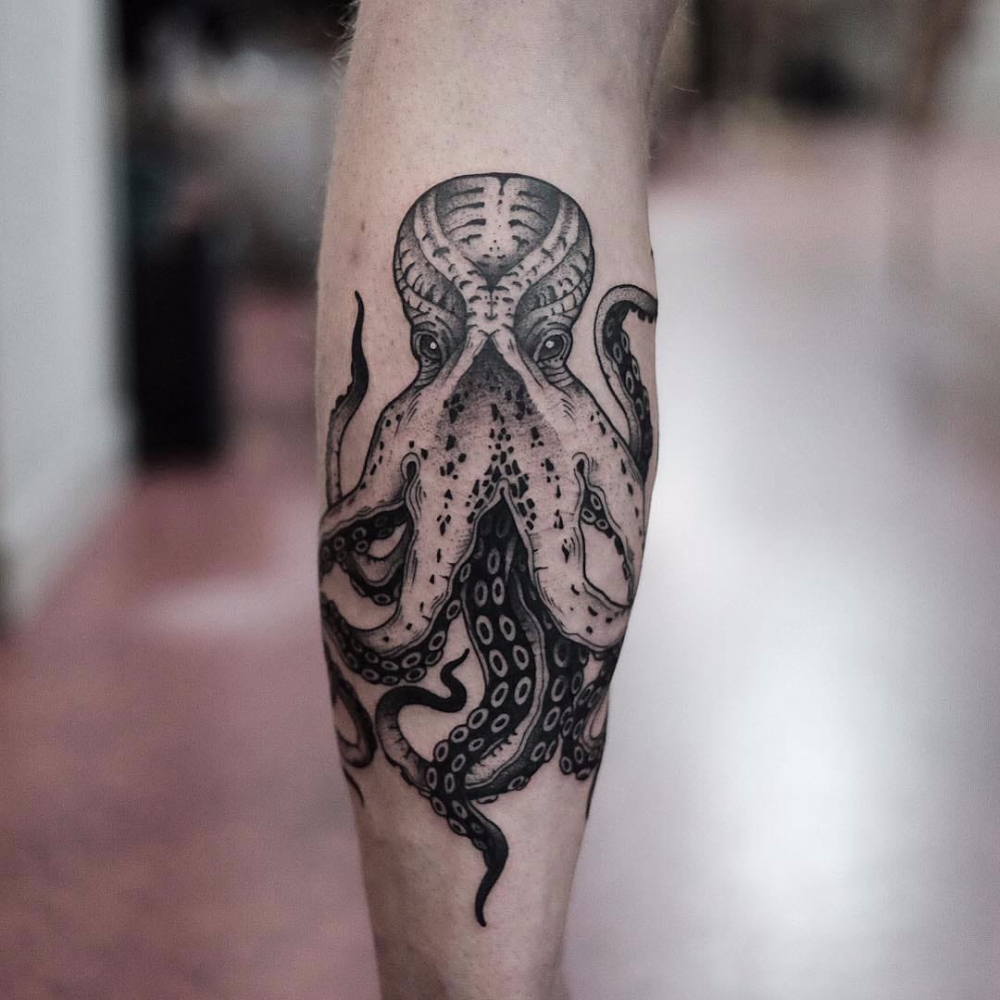 点击大图看下一张：纹身点刺技巧 男生手臂上黑色的章鱼纹身图片