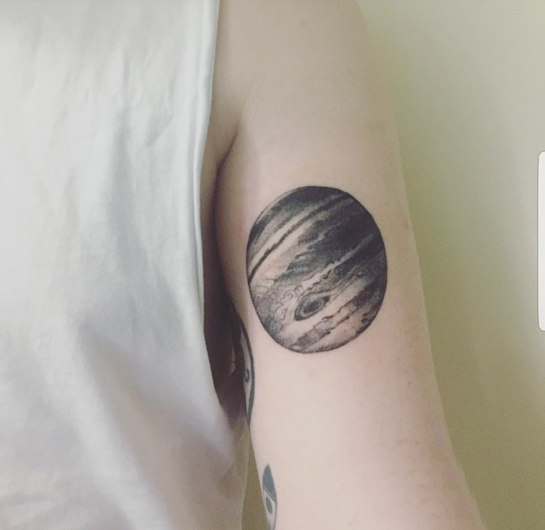 点击大图看下一张：纹身点刺技巧 女生手臂上黑色的星球纹身图片