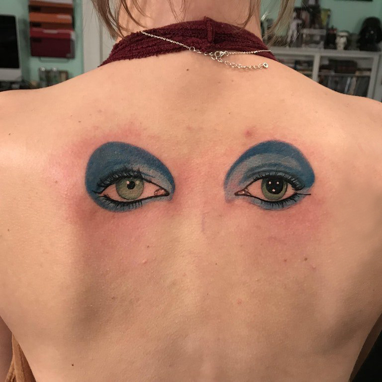 点击大图看下一张：纹身后背女 女生后背上彩色的眼睛纹身图片