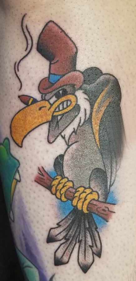 点击大图看下一张：纹身卡通 男生小腿上彩色的卡通秃鹰纹身图片