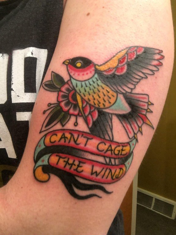点击大图看下一张：纹身鸟 女生手臂上小鸟纹身图片