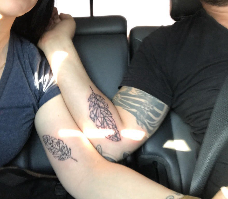 点击大图看下一张：纹身叶子图案 情侣手臂上黑色的叶子纹身图片