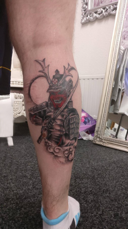 点击大图看下一张：武士纹身 男生小腿上彩色的般若武士纹身图片