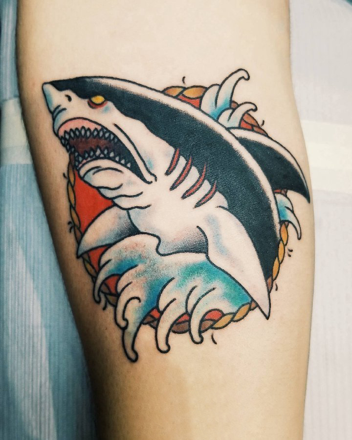 点击大图看下一张：小动物纹身 男生手臂上彩色的鲨鱼纹身图片