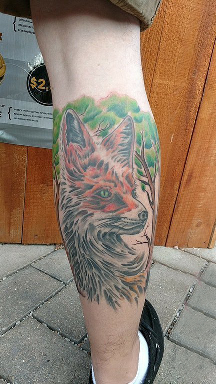 点击大图看下一张：小动物纹身 男生小腿上大树和狐狸纹身图片