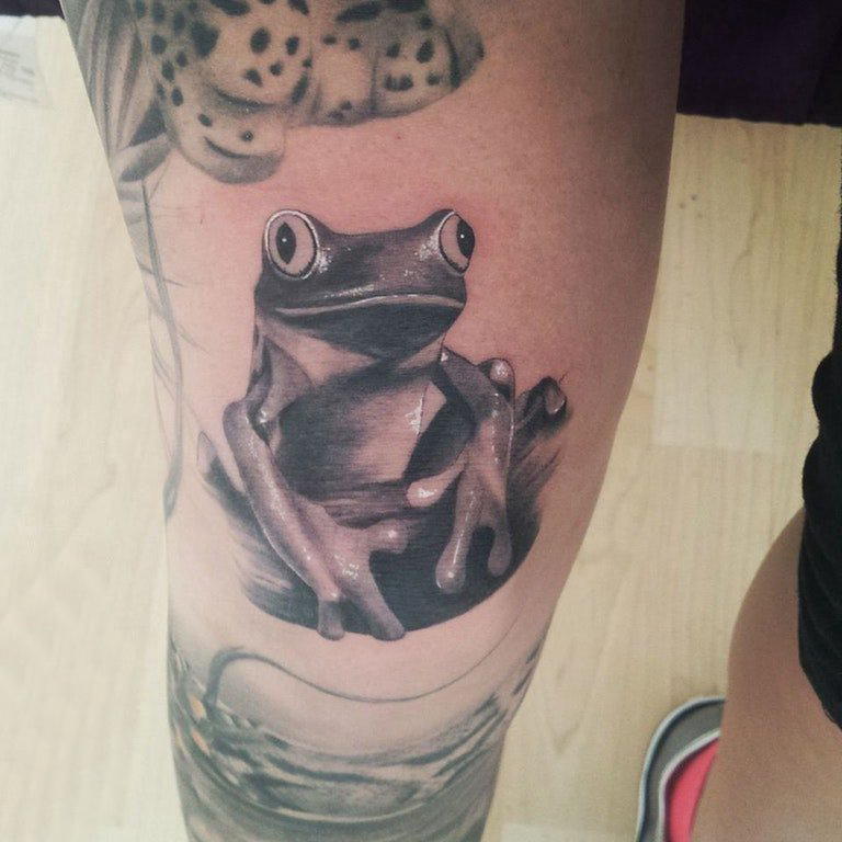 点击大图看下一张：小动物纹身 男生小腿上黑色的青蛙纹身图片