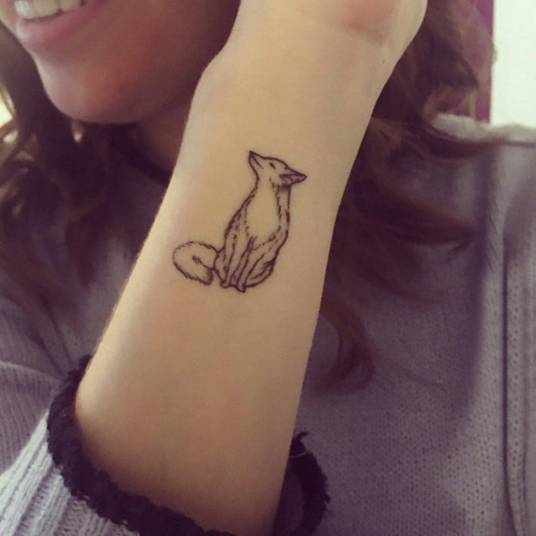 点击大图看下一张：小动物纹身 女生手腕上黑色的狐狸纹身图片