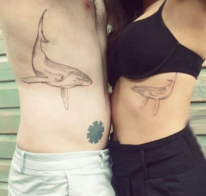 点击大图看下一张：小动物纹身 情侣侧腰上黑色的鲸鱼纹身图片