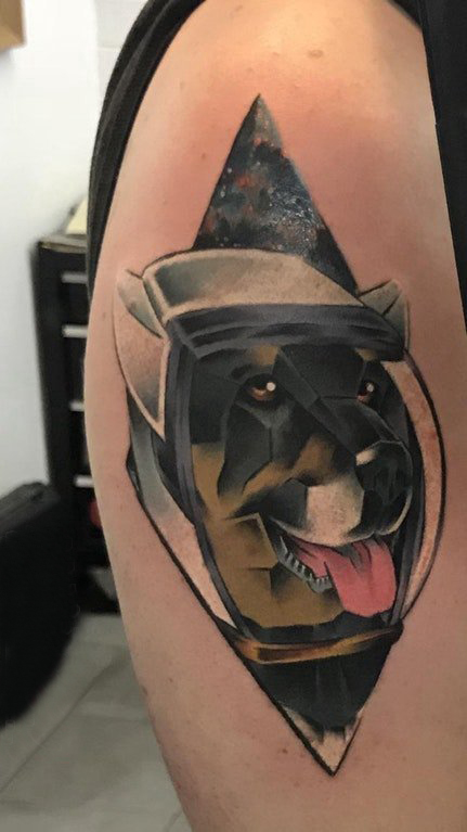 点击大图看下一张：小狗纹身图片 男生手臂上狗纹身图片