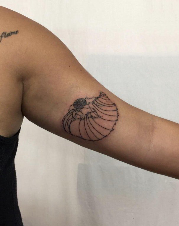 点击大图看下一张：贝壳图案纹身 女生手臂上黑色纹身图片