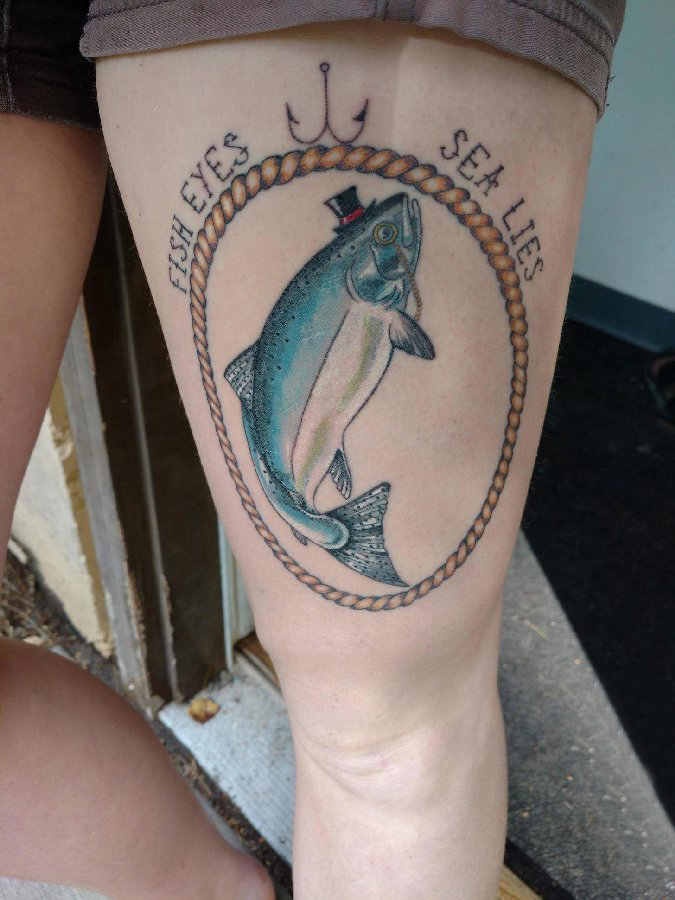点击大图看下一张：大腿纹身男 男生大腿上英文和鱼纹身图片