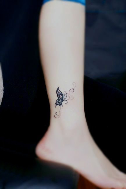 点击大图看下一张：蝴蝶骨纹身 女生脚踝上黑色的蝴蝶纹身图片