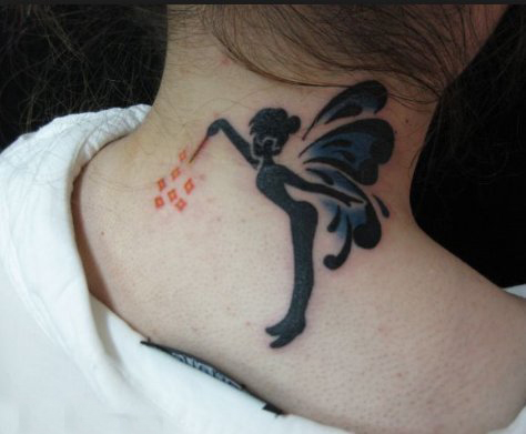点击大图看下一张：颈部纹身设计 女生颈部彩色的精灵纹身图片