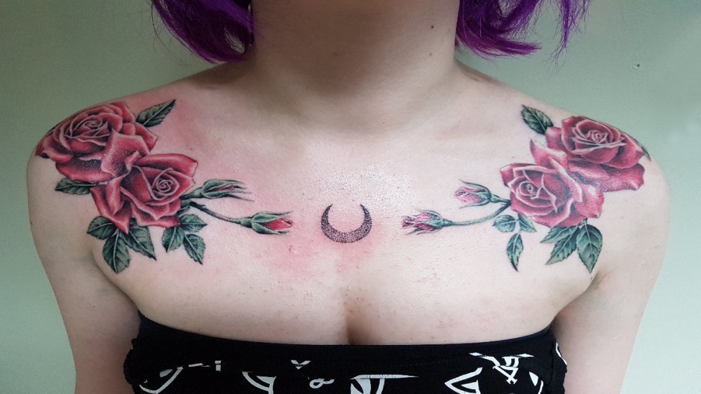 点击大图看下一张：玫瑰纹身 女生肩部玫瑰纹身图片