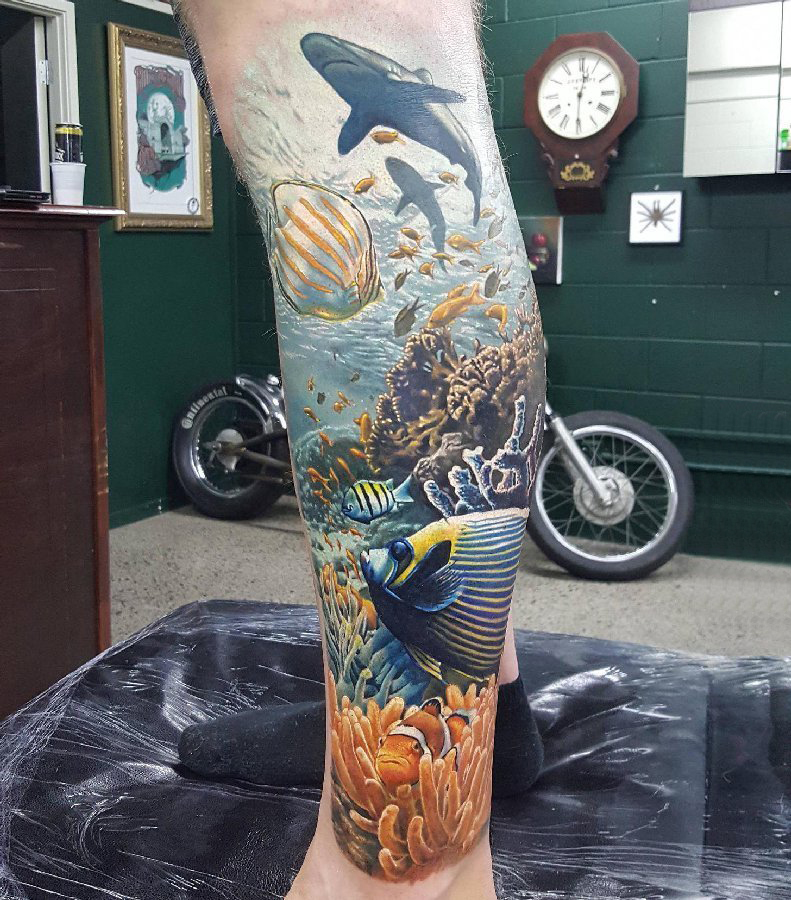 点击大图看下一张：欧美小腿纹身 男生小腿上彩色的海底风景纹身图片