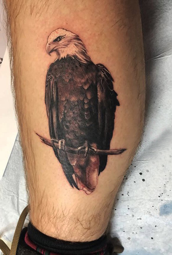 点击大图看下一张：欧美小腿纹身 男生小腿上黑色的老鹰纹身图片