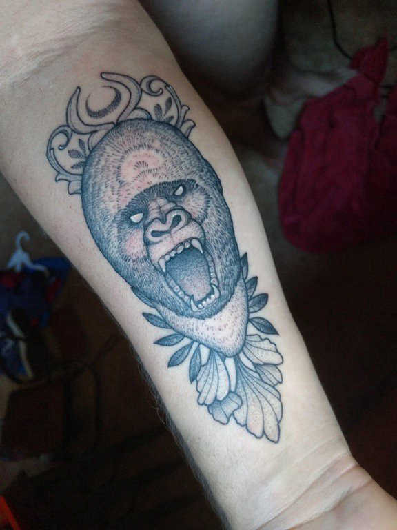 点击大图看下一张：手臂纹身素材 男生手臂上猩猩和植物纹身图片