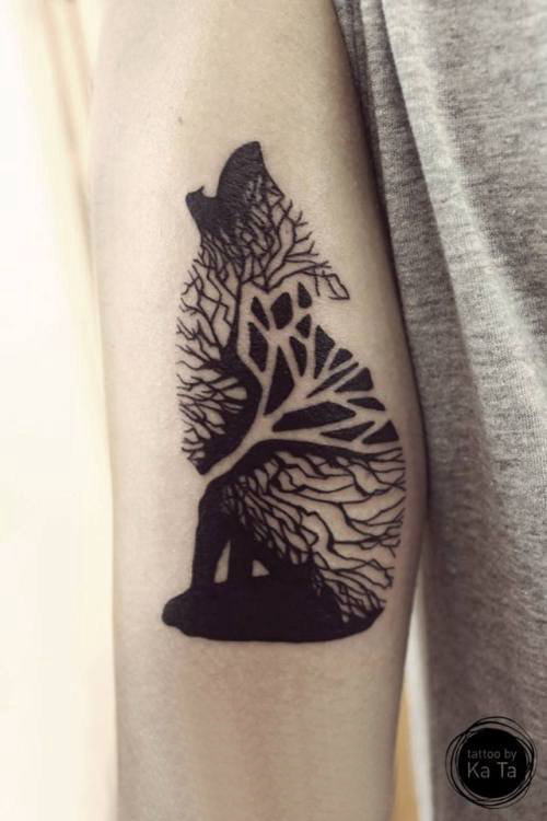 点击大图看下一张：手臂纹身图片 男生手臂上树枝和狼纹身图片