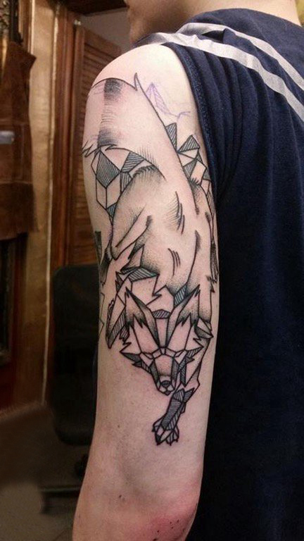 点击大图看下一张：双大臂纹身 男生大臂上黑色的狼纹身图片