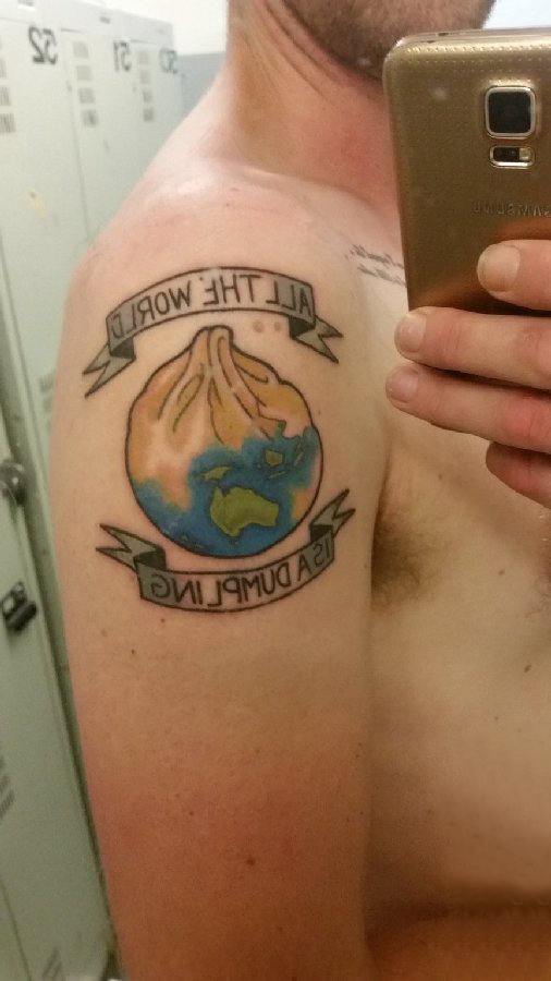 点击大图看下一张：双大臂纹身 男生大臂上英文和地球纹身图片
