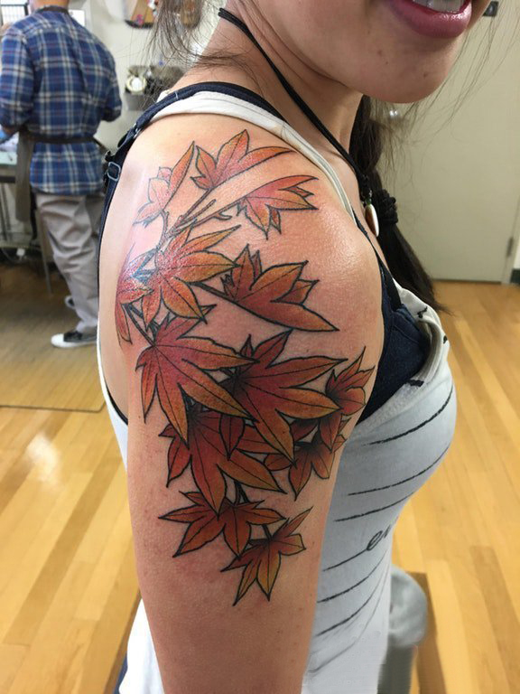 点击大图看下一张：枫叶纹身图 女生手臂上枫叶纹身图片
