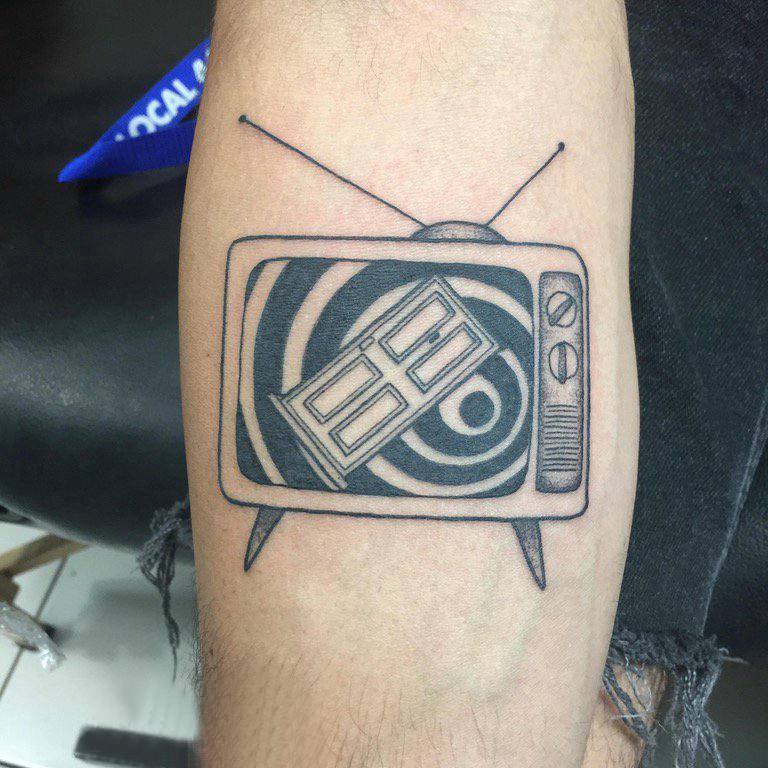 点击大图看下一张：手臂纹身图片 男生手臂上黑色的电视机纹身图片