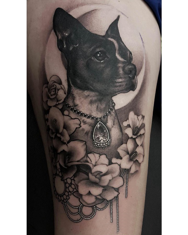 点击大图看下一张：双大臂纹身 男生大臂上花朵和小狗纹身图片