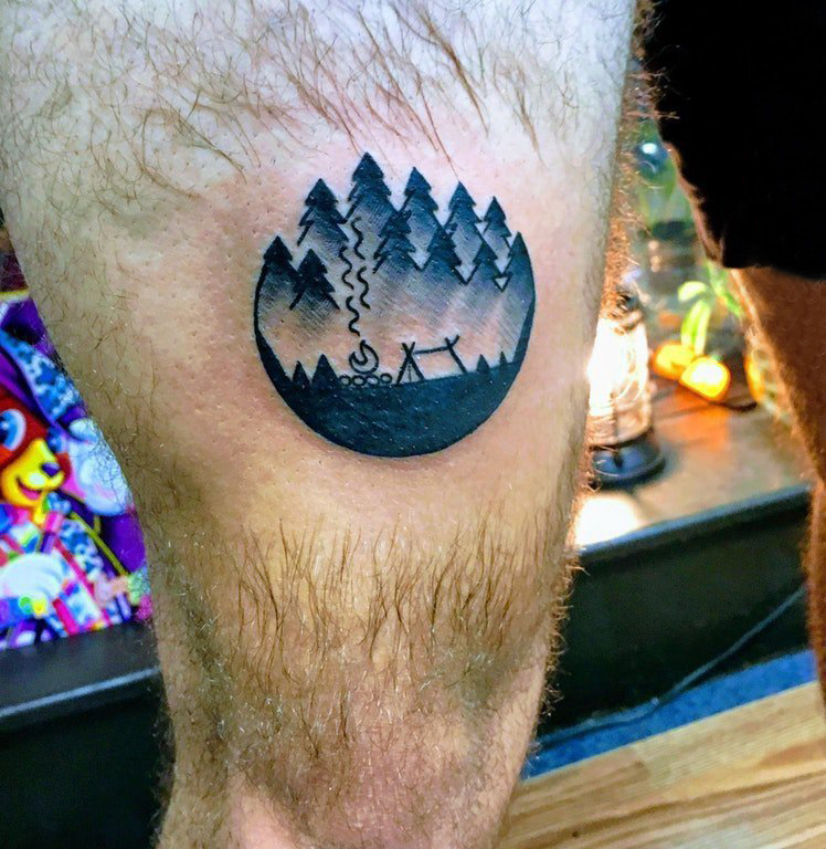 点击大图看下一张：松树纹身 男生大腿上松树纹身图片