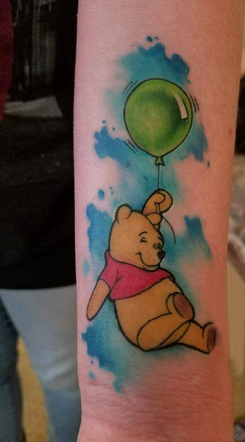 点击大图看下一张：纹身卡通 女生手臂上气球和小熊维尼纹身图片