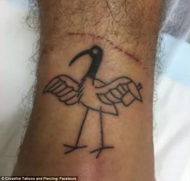 点击大图看下一张：仙鹤纹身 男生小腿上黑色的鹤纹身图片