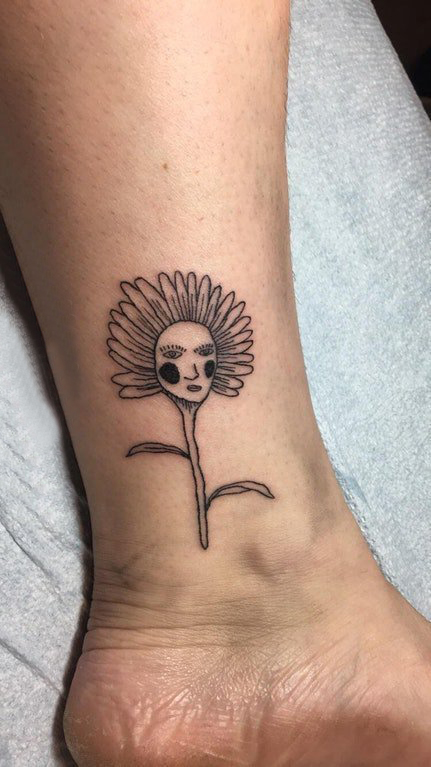 点击大图看下一张：向日葵纹身图案 男生小腿上向日葵纹身图案