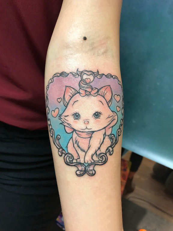 点击大图看下一张：小猫咪纹身 女生手臂上猫纹身图片