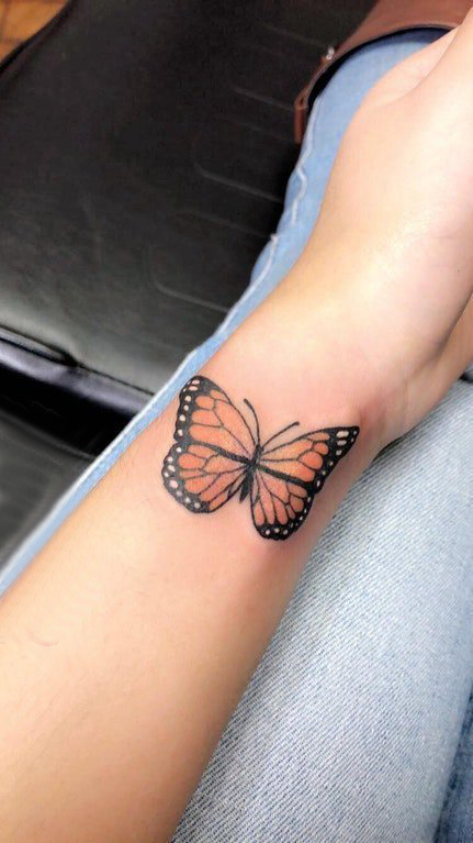 点击大图看下一张：百乐动物纹身 女生手臂上彩色的蝴蝶纹身图片
