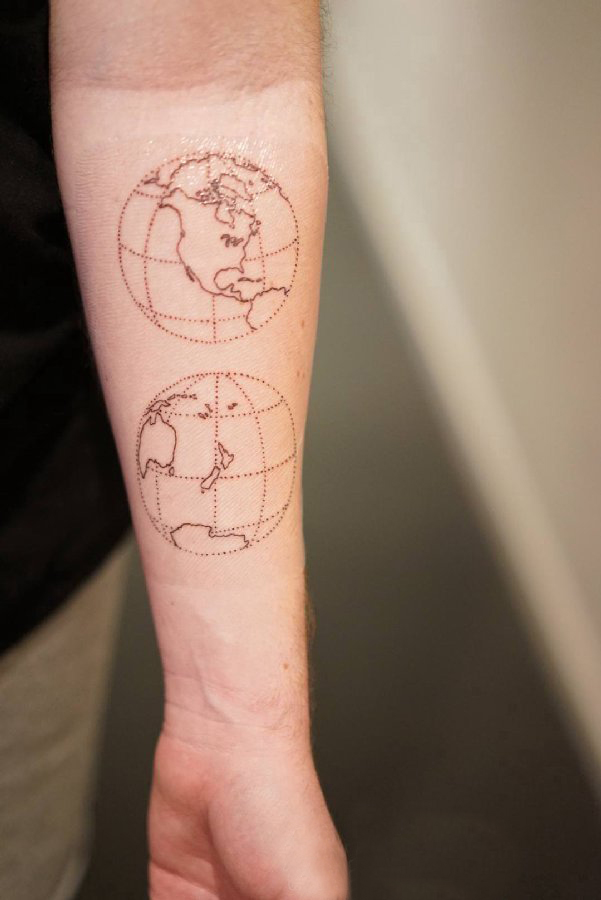 点击大图看下一张：地球纹身图案 女生手臂上黑色的地球纹身图片