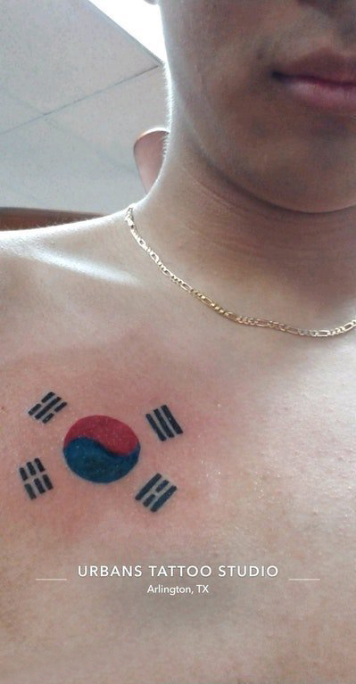 点击大图看下一张：国旗纹身图案 男生胸部彩色的韩国国旗纹身图片