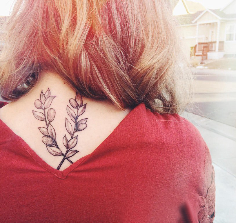 点击大图看下一张：颈部纹身设计 女生颈部黑色的植物纹身图片
