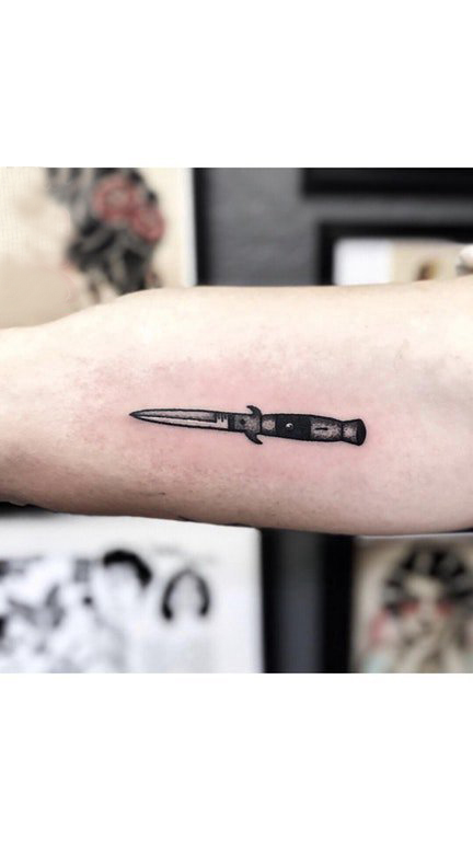 点击大图看下一张：欧美匕首纹身 男生手臂上匕首纹身图片
