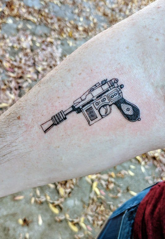 点击大图看下一张：枪纹身 男生手臂上枪纹身图片