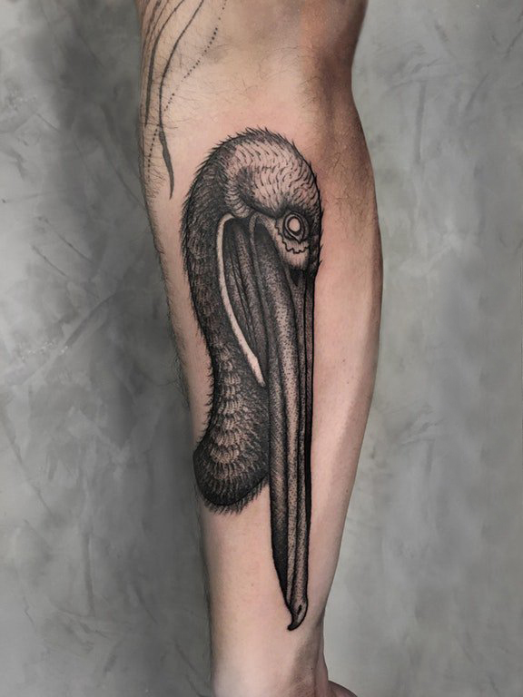 点击大图看下一张：手臂纹身图片 男生手臂上黑色的鸟纹身图片