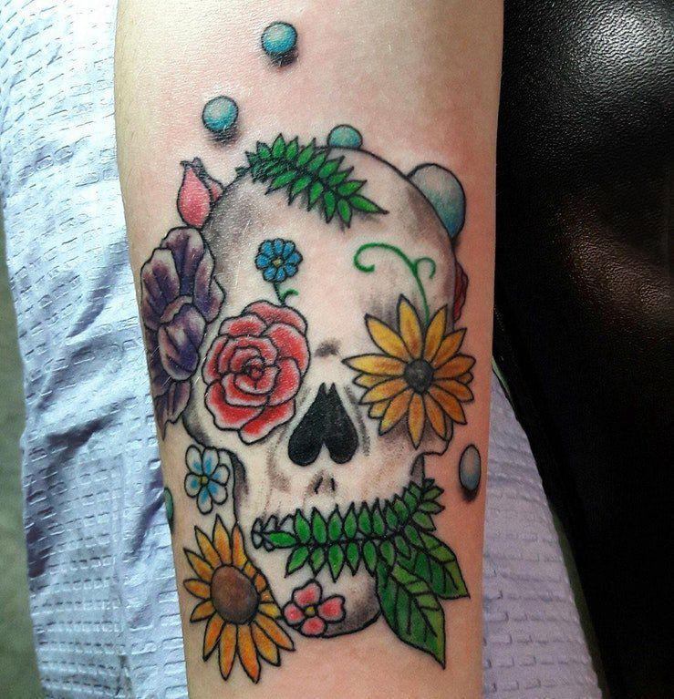 点击大图看下一张：手臂纹身图片 女生手臂上花朵和骷髅纹身图片