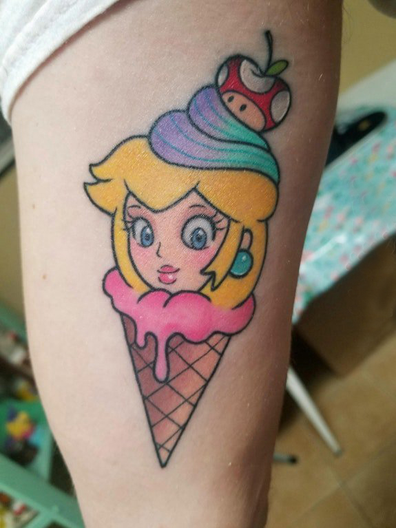 点击大图看下一张：双大臂纹身 女生大臂上冰淇淋和人物纹身图片
