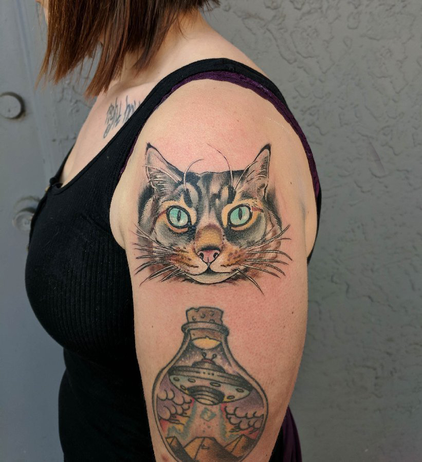 点击大图看下一张：双大臂纹身 女生大臂上飞碟和猫咪纹身图片